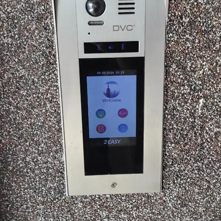 Urban Pulse Apartment, With Free Parking דירה